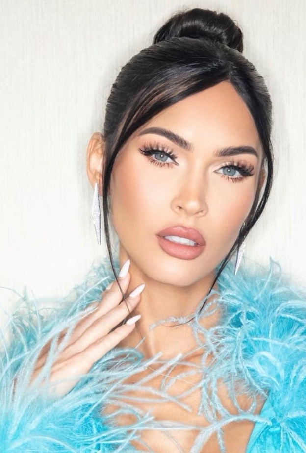 إطلالة جمالية متكاملة مع تسريحات شعر ميغان فوكس مناسب للعيد - الصورة من حسابها على انستغرام