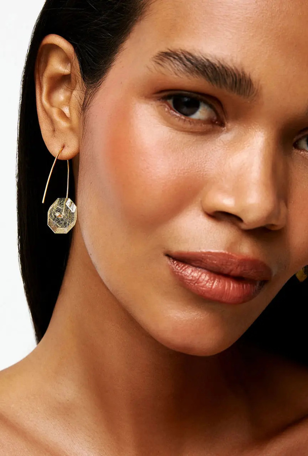 إطلالة مذهلة مع المجوهرات المرصعة بالأحجار الكريمة الوردية