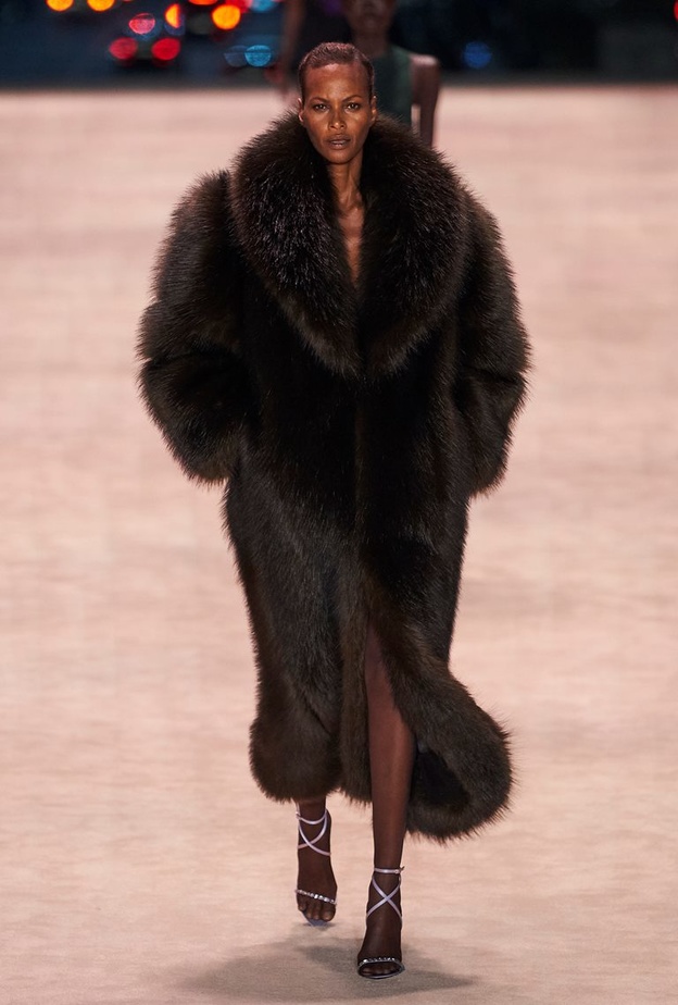 اثبتت Saint Laurent أن استعمال الفرو الاصطناعي لا يُفقد التصاميم طابعها الفاخر والأنيق