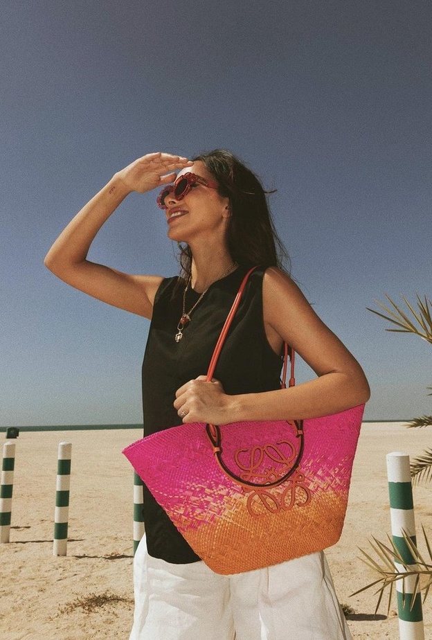 اختارت هلا حقيبة يد صيفية من القش