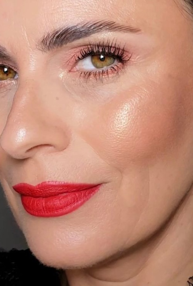  خبيرة المكياج Veronica Rito