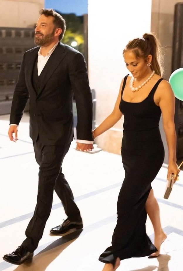 استحوذت إطلالات جينيفر لوبيز في شهر العسل على عناوين الموضة