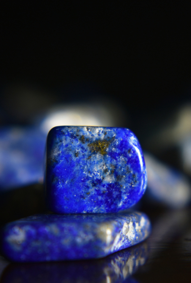 معلومات عن حجر اللازورد لعاشقات اللون الأزرق
