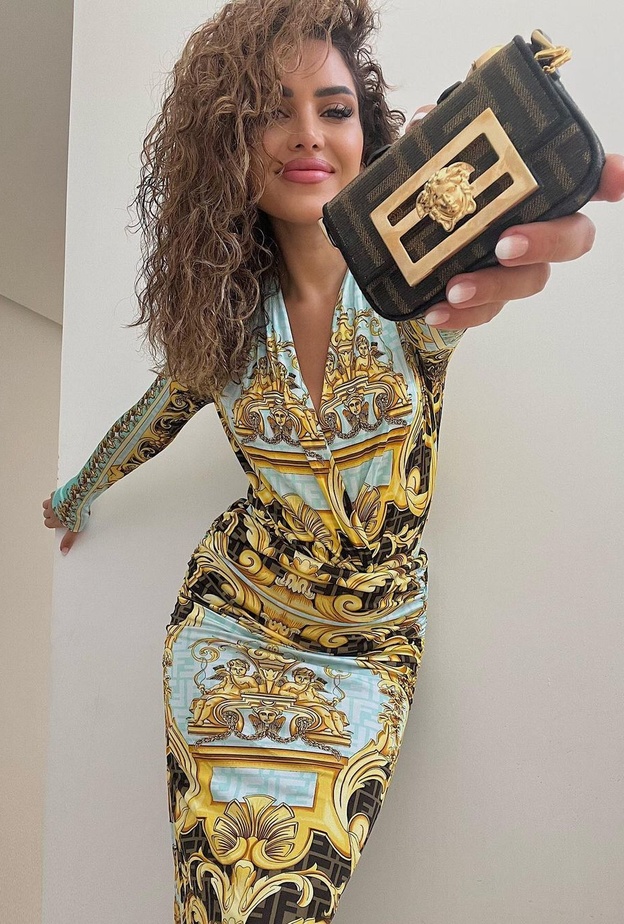 اطلالات عصرية للصبايا مستوحاة من نجود الرميحي 