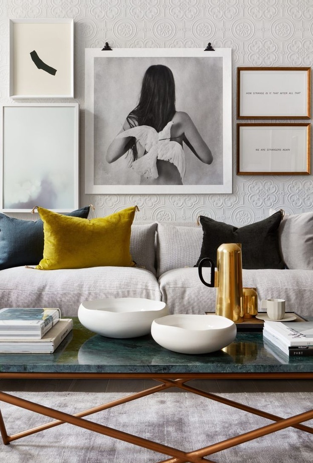 اكسسوارات غرفة معيشة باللونين الأزرق والأصفر