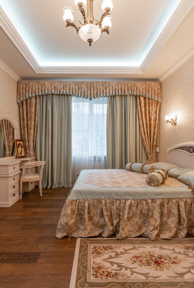 الستائر تضيف إحساساً بالنعمة والرقي والفخامة في غرفة النوم