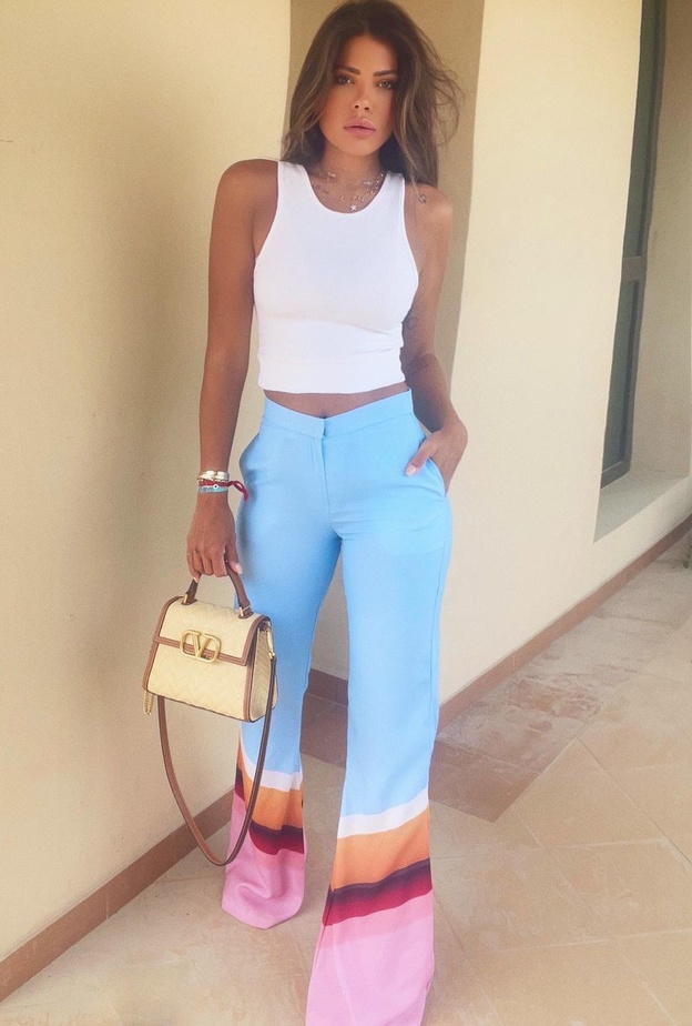 أفكار تنسيق البناطيل الملونة الموضة الأبرز لهذا الصيف حسب الفاشينيستا 
