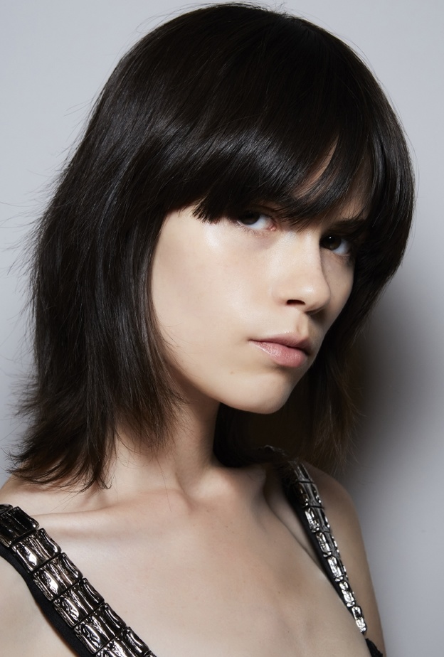 الغرة القصيرة أجمل صيحات تسريحات شعر صيف 2022