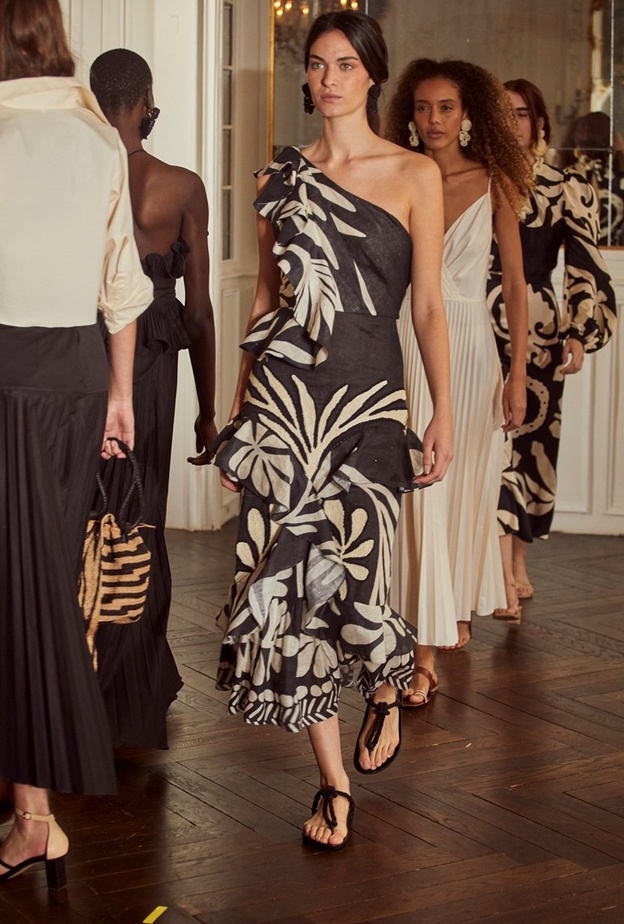 أجمل موديلات فساتين بنقشة استوائية لإطلالة أنيقة هذا الصيف 