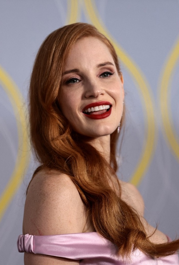 طرق وحيل وضع ألوان أحمر الشفاه الداكن بأسلوب النجمات العالميات