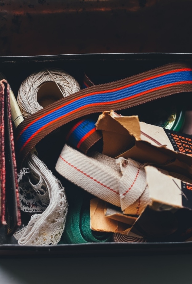 تأكدي من طي ملابسك بعناية على شكل أسطوانة قبل وضعها في حقائب سفرك annie spratt