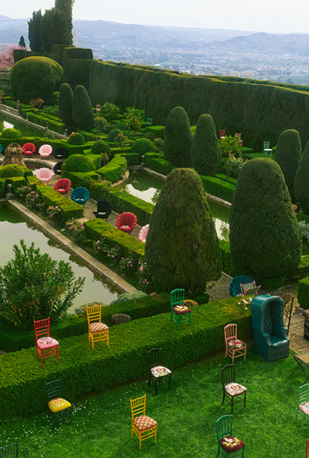 تتنوع المجموعة ما بين الكراسي والوسائد الأنيقة وورق الحائط بطبعات الزهور