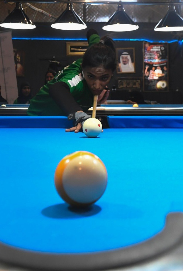 تتويج الفائزات في بطولة السيدات الثانية للبلياردو بمدينة تبوك