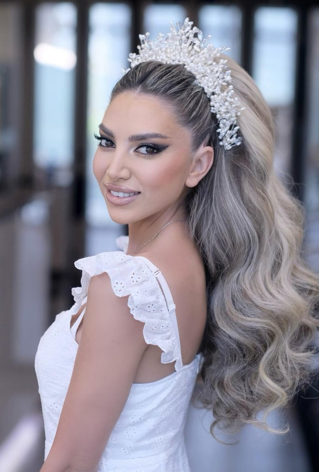 تسريحات شعر راقية للعروس من إنستقرام لصيف 2022