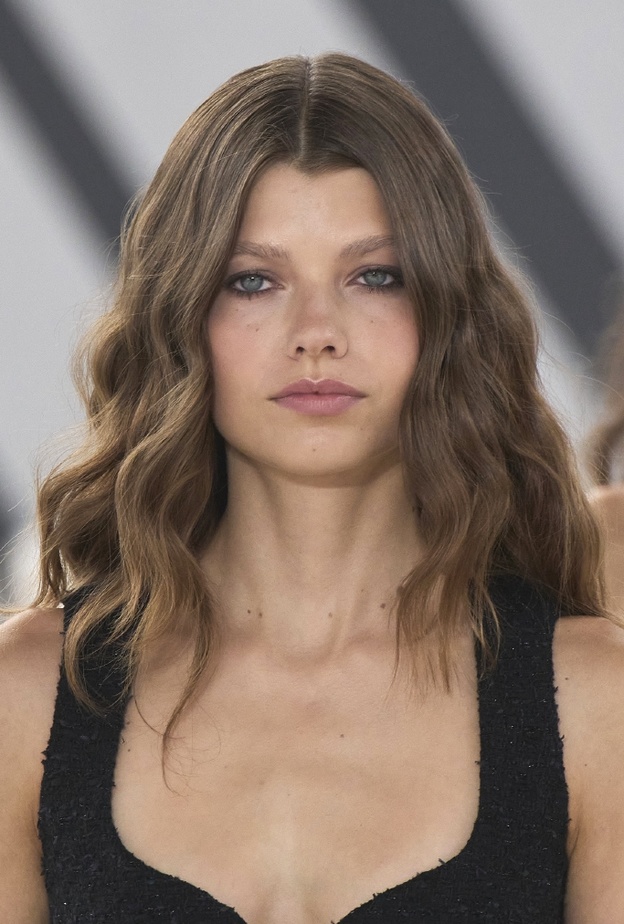 تسريحات شعر طويلة وويفي في عرض  CHANEL للهوت كوتور 2023