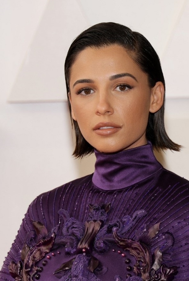 طرق تطبيق تسريحات ناعمة للشعر القصير مستوحاة من نعومي سكوت