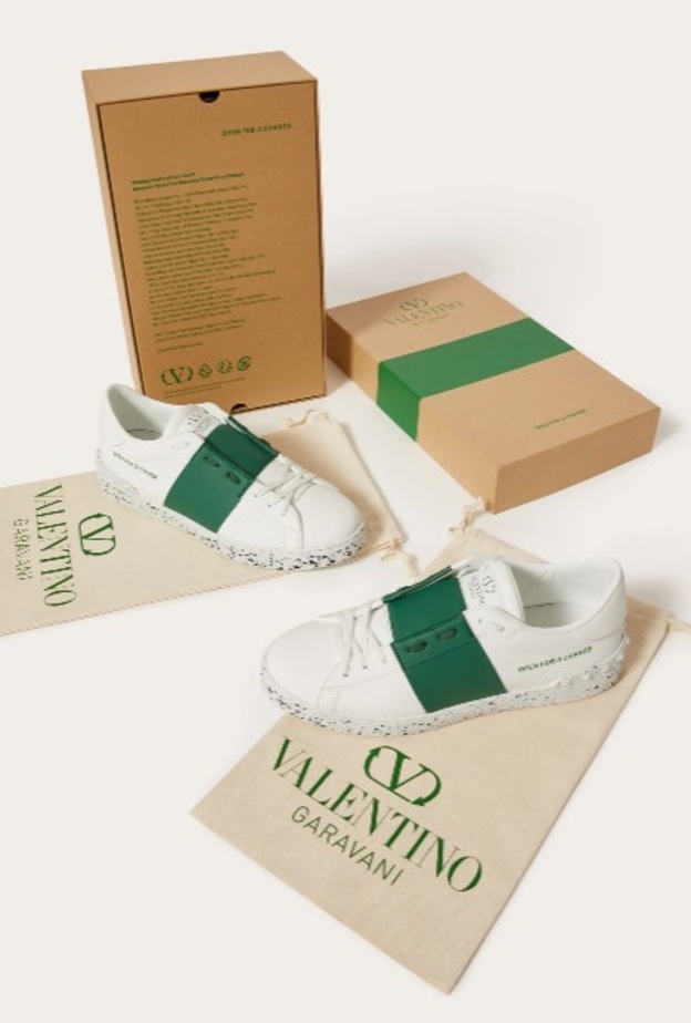 تشير Valentino إلى أن الأحذية ولدت من رغبتها في استكشاف مواد وتقنيات مبتكرة للمستقبل