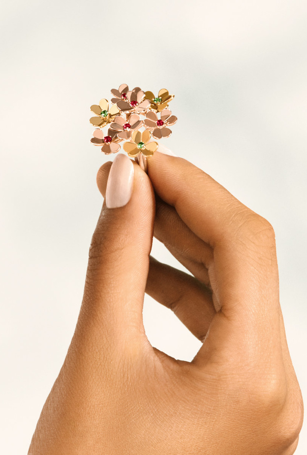 تصاميم مجوهرات ذهبية فخمة من الماركات العالمية لأناقة الصيف