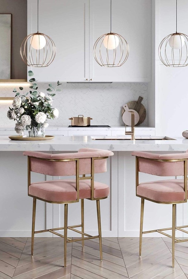 ديكور مطبخ مميز باللون الوردي الباستيل وإناء الزهور الطبيعية 