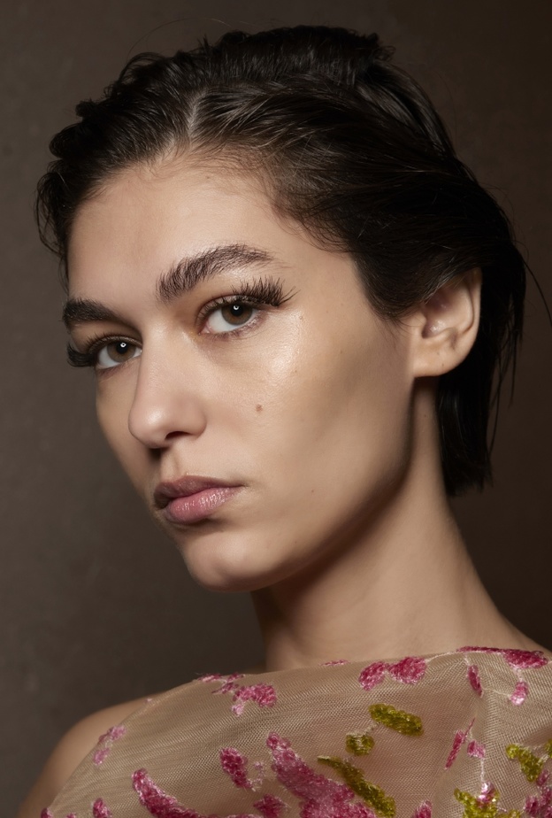 رسمات حواجب مبعثرة وعريضة من وحي دار Elie Saab