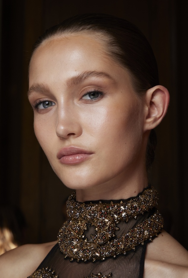 رسمات مكياج برونزي مشرق مع البلاشر القوي من دار Zuhair Murad