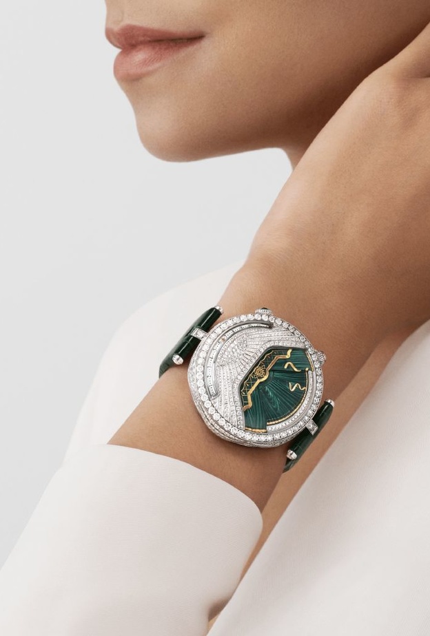 ساعة فخمة بدرجة اللون الأخضر من فان كليف