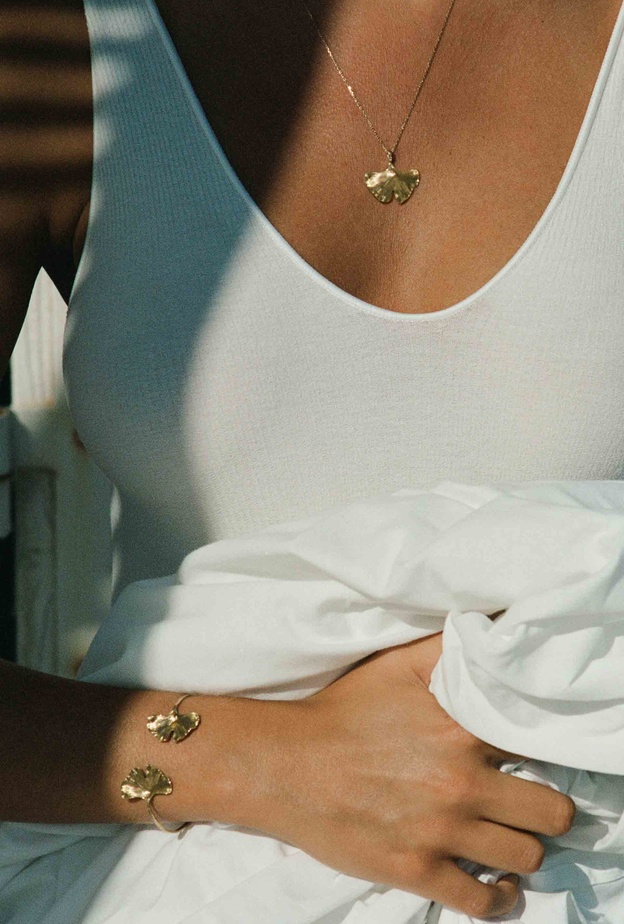 موضة الأساور المفتوحة لتتألقي بإطلالة صيفية عصرية