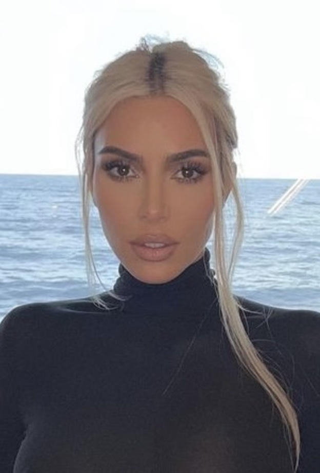 العمليات غير الجراحية التي خضعت لها كيم كارداشيان لتحصل على إطلالتها الحالية