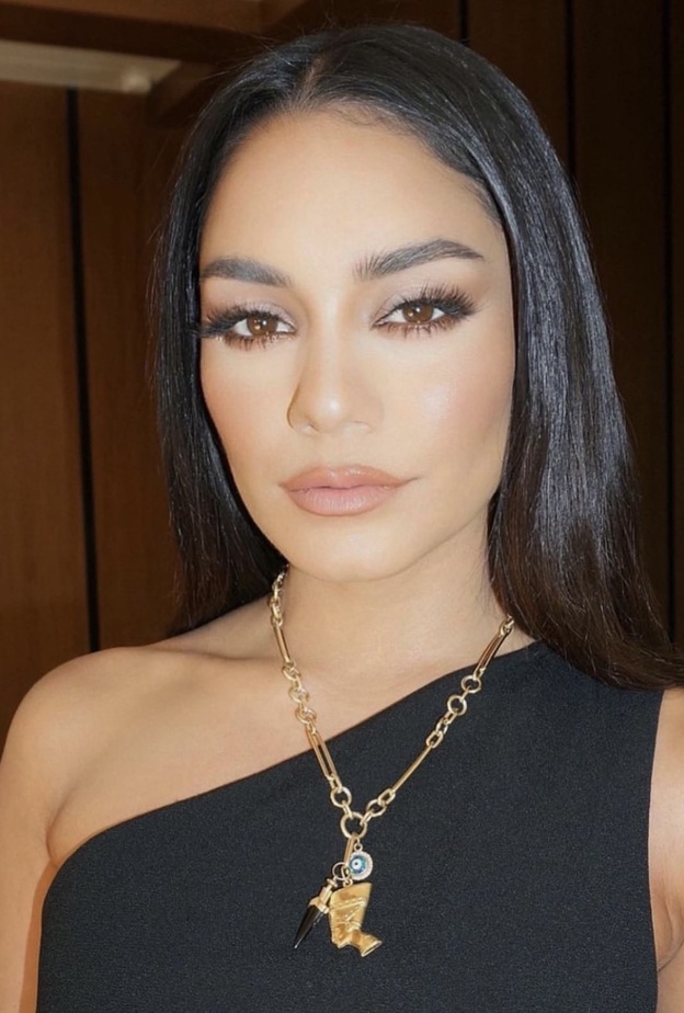 صيحات مكياج مميزة وتطبيق ظلال العيون البرونزية بأسلوب Vanessa Hudgens