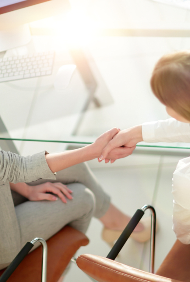 كيف تتعلم المرأة الصبر في العمل للنجاح وبناء العلاقات