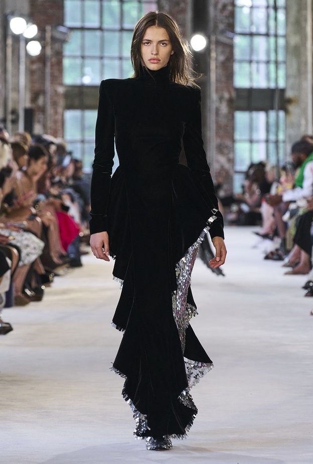 إطلالات محتشمة مميّزة من عروض الأزياء الألبسة الفاخرة 2022-2023 