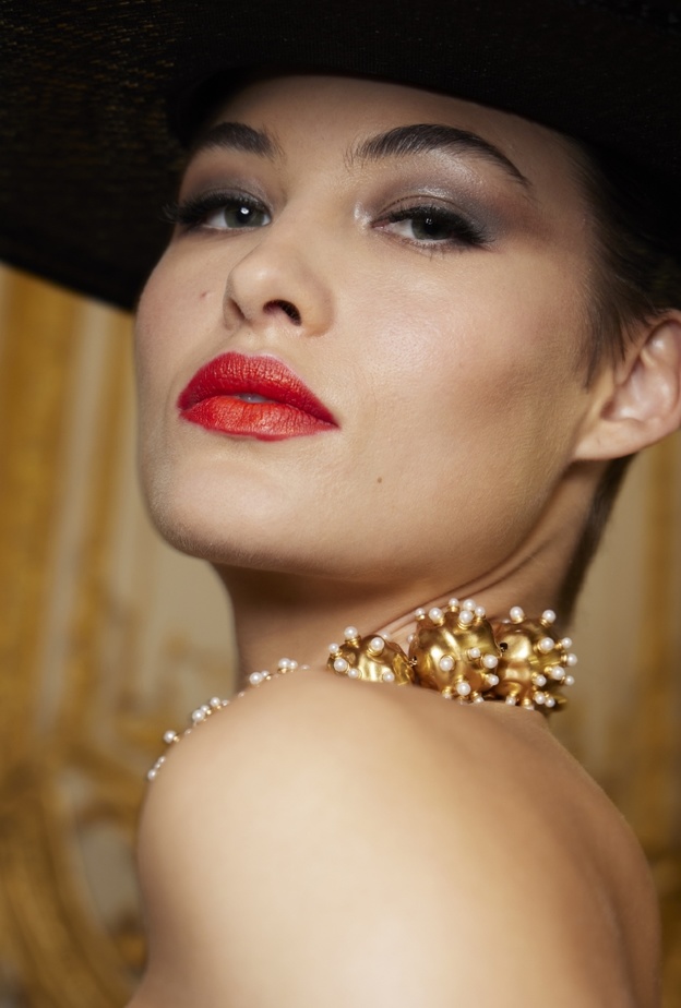 صيحات مكياج مع احمر الشفاه القوي من دار Schiaparelli