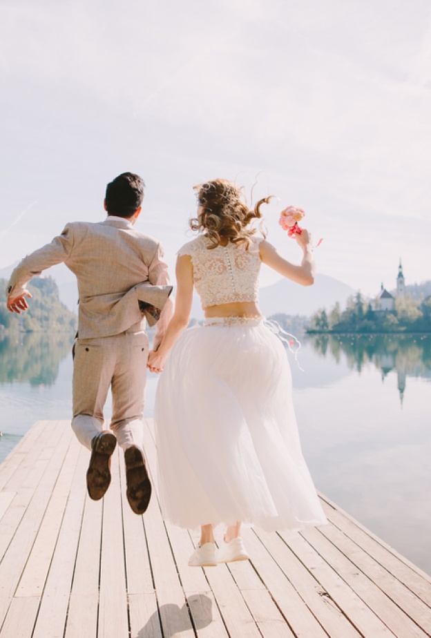 عروسان في بحيرة بليد الرومانسية في سلوفينيا