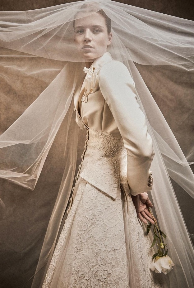 فستان زفاف بقصة المعطف انستقرام@krikorjabotian