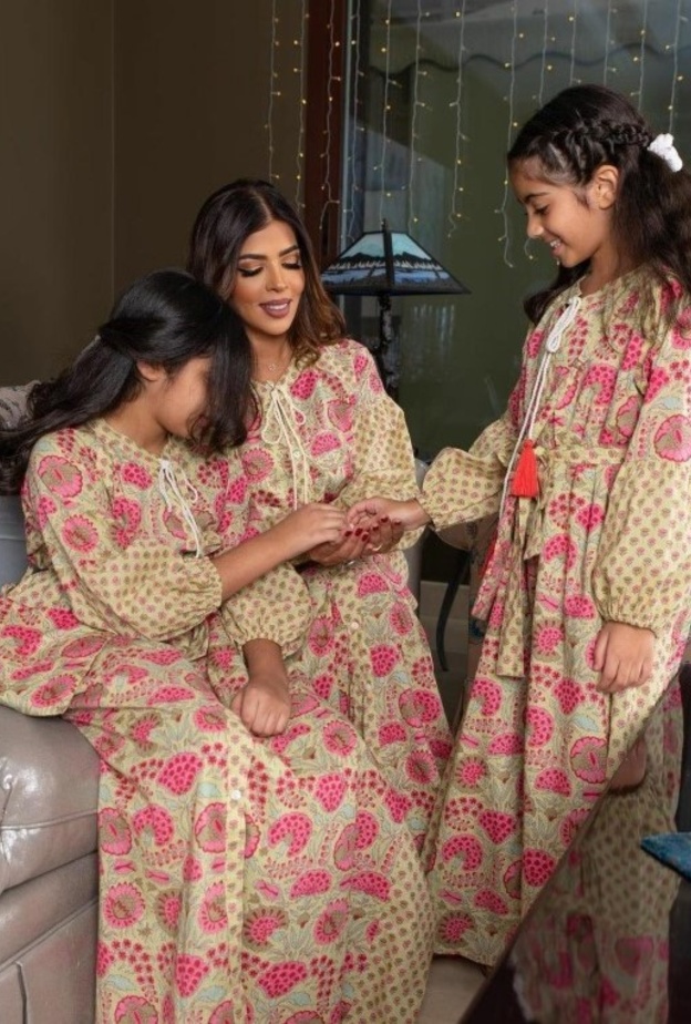 قفاطين أنيقة للأم وابنتها من حساب نهى سندي