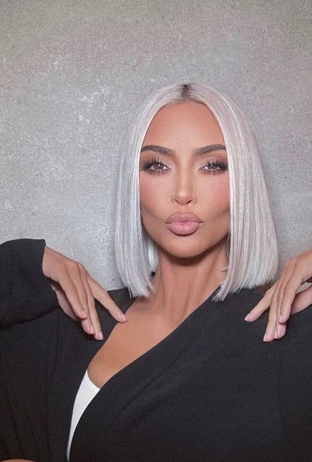 كيم كارداشيان تعود لتسريحات الشعر الكاريه واللون الرمادي