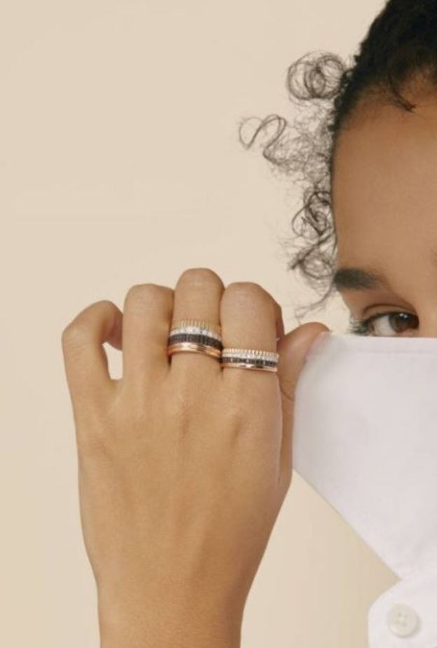 لإطلالة شبابية يمكنك اعتماد أكثر من خاتم