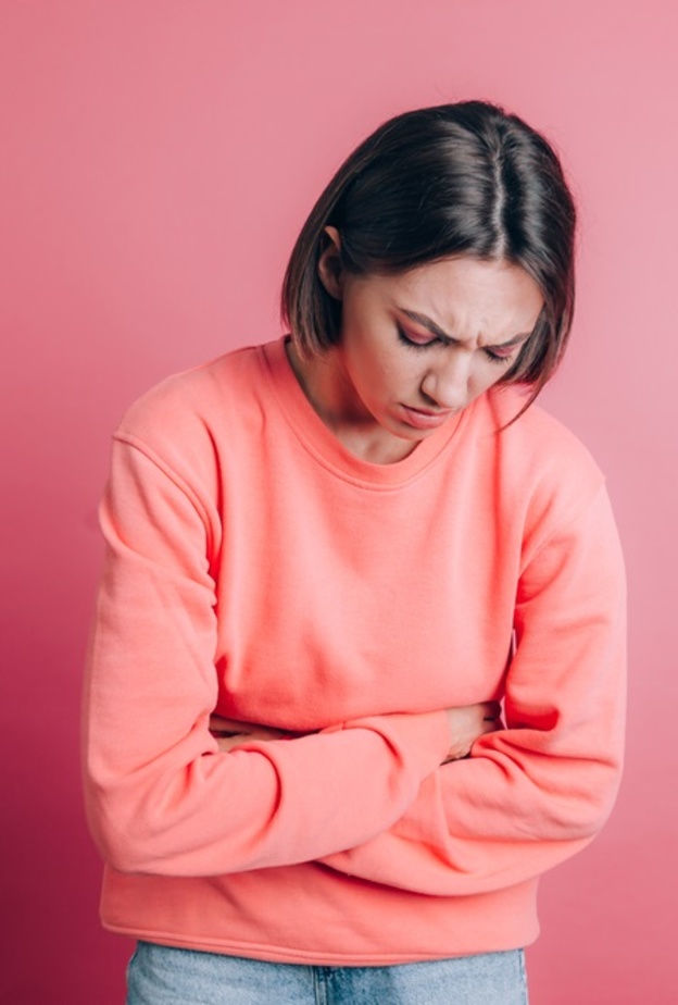 ما هي اسباب حدوث الام الدورة الشهرية ومتى ينتهي الالم