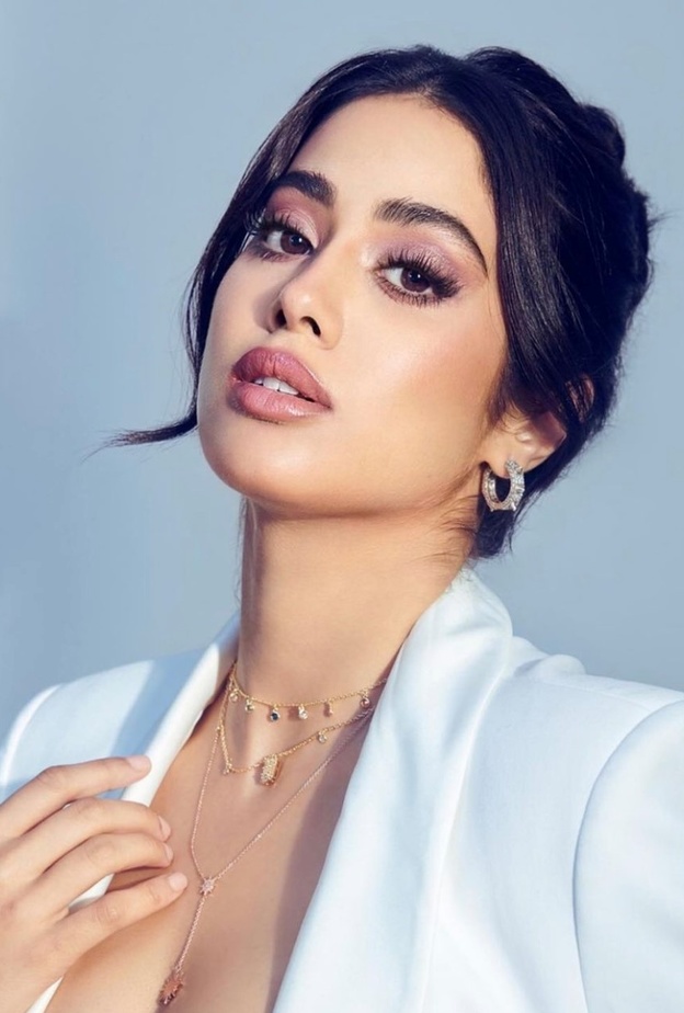 مكياج البشرة الحنطية على طريقة Janhvi Kapoor - الصورة من حسابها على انستغرام
