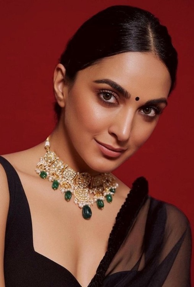 خطوات رسمات مكياج ناعم بأسلوب النجمة الهندية Kiara Advani