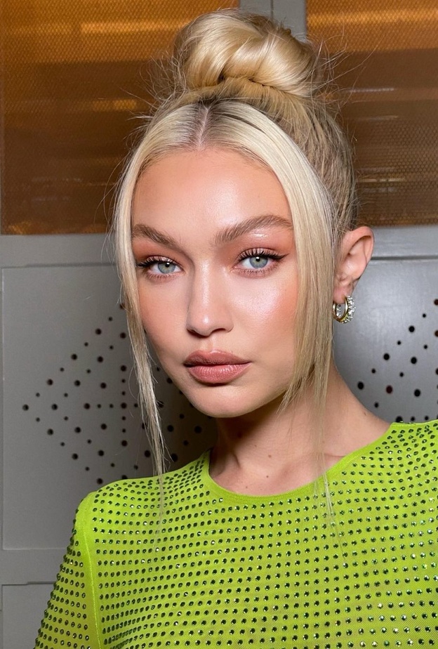 أفكار وحيل تطبيق مكياج نيود لماع لصيف 2022 بأسلوب جيجي حديد