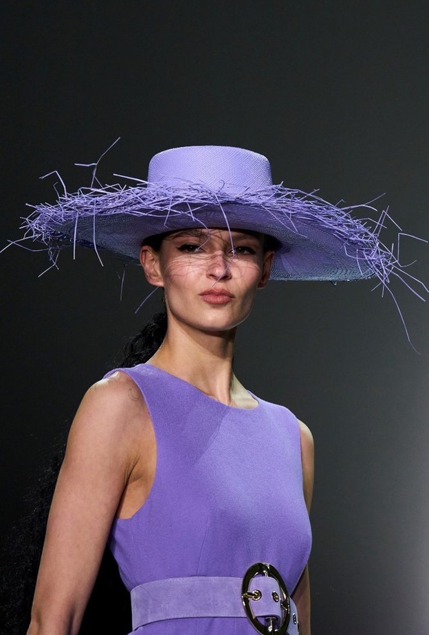 من عرض Sergio Hudson لربيع وصيف 2022