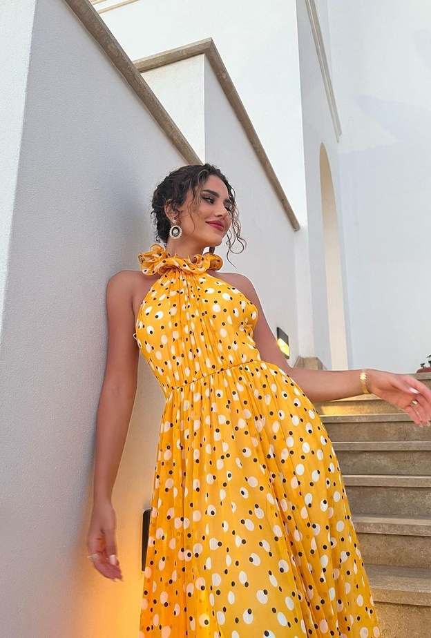 نجود الرميحي خطفت الأنظار بفستان أصفر من مجموعة Carolina Herrera