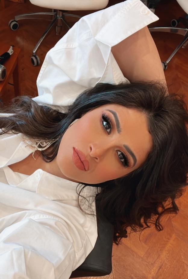 ياسمين عبد العزيز بإطلالة الأقراط الطويلة المتدلية