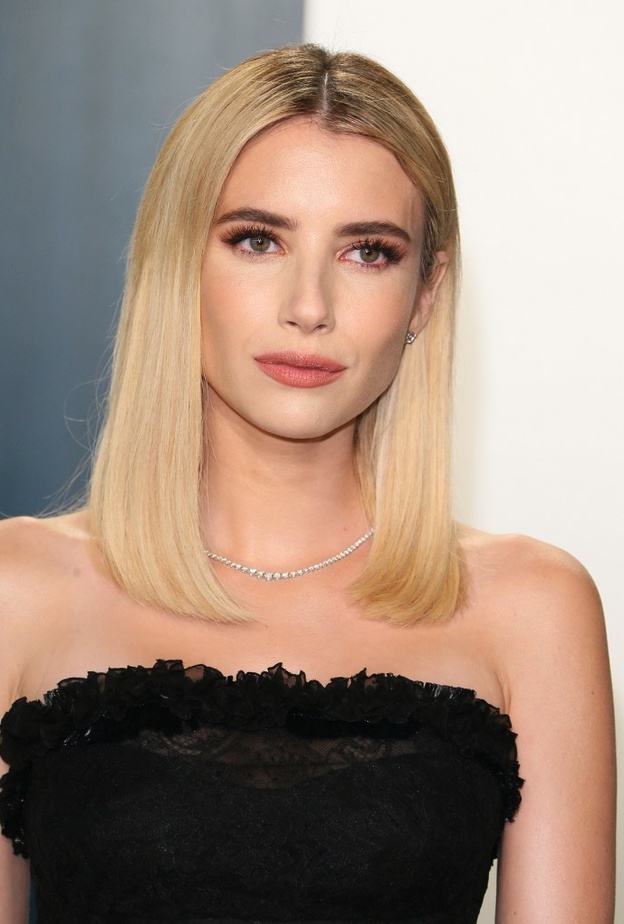 أجمل قصات شعر وتسريحات للوجه البيضاوي لصيف 2022 بأسلوب Emma Roberts