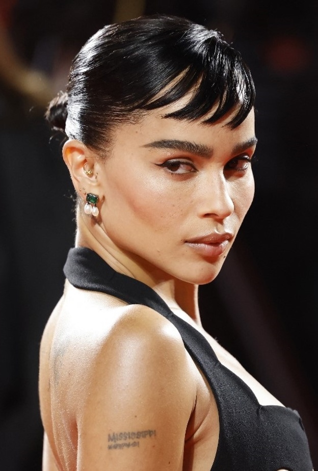 3 أساليب عصرية لتطبيق الغرة لصاحبات الجبين العريض من وحي Zoe Kravitz 