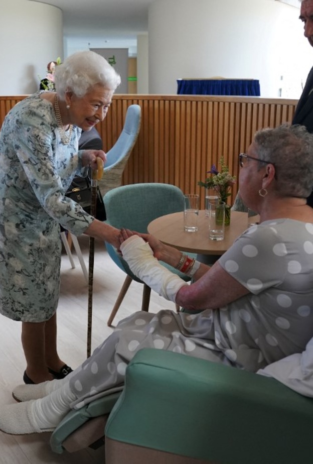 الملكة إليزابيث تفتتح دار للمسنين بصحبة ابنتها الأميرة آن