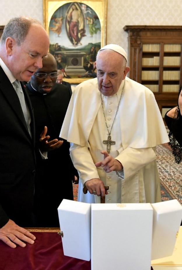 الأمير ألبرت والأميرة شارلين في لقاء خاص مع بابا الفاتيكان