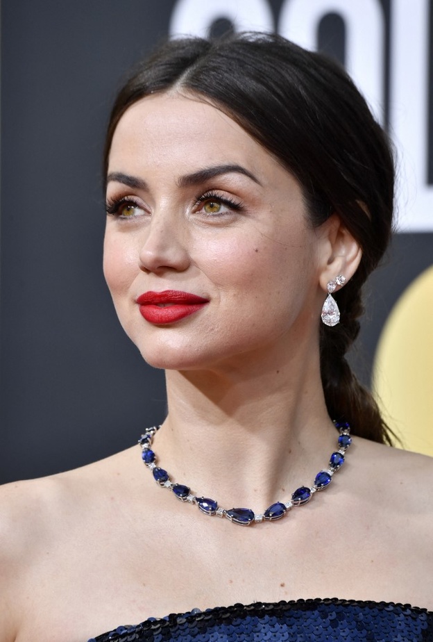 إطلالات جمالية جذابة يمكن تطبيقها بأسلوب آنا دي أرماس حبيبة بن افليك السابقة