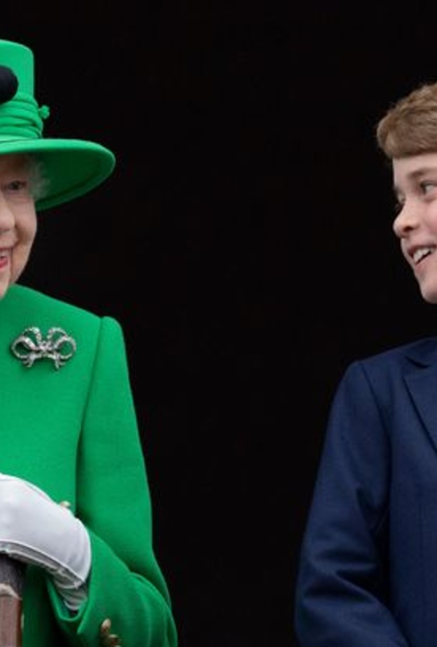 ملكة بريطانيا والأمير جورج بنفس الطول؟